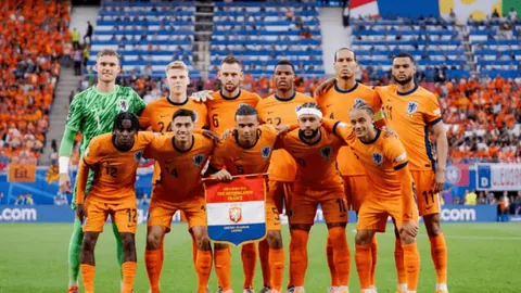 姆巴佩在西甲赛场进球与助攻总和与莱万并肩，并列领先头名。